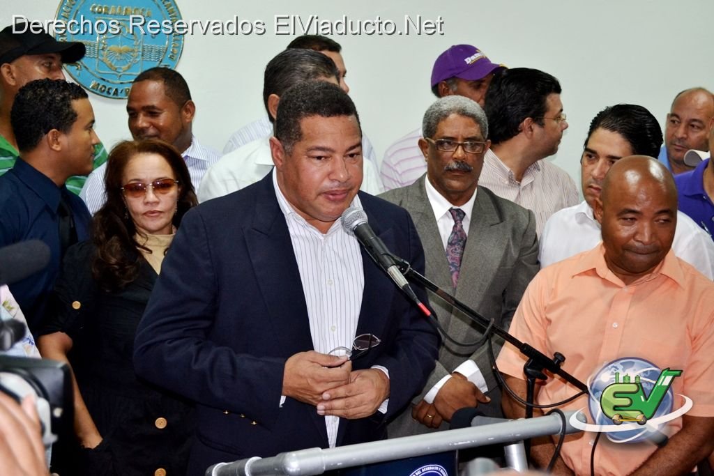 Ingeniero Luis Manuel Pichardo ofrese palabras al nuevo director de CORAAMOCA